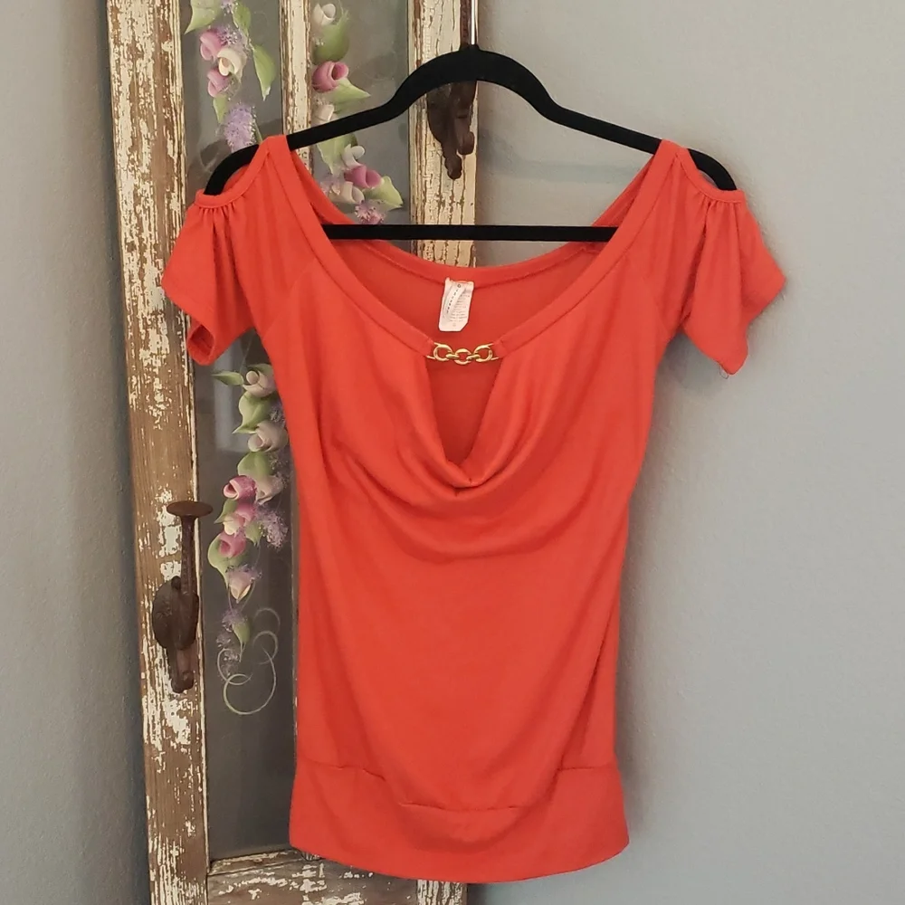 Woman's Cold-shoulder Top - Picture 4 of 16